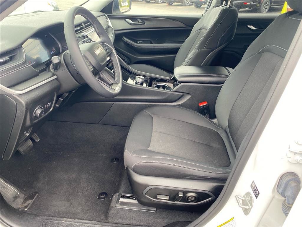 Used 2023 Jeep Grand Cherokee Laredo AWD/4WD image 9