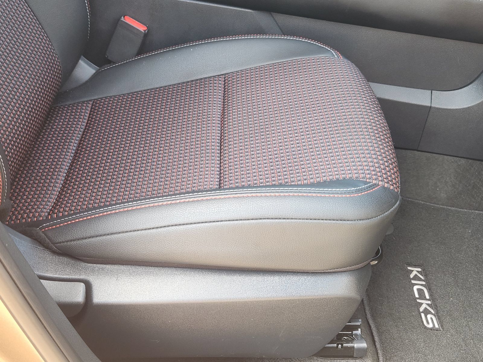 Used 2025 Nissan Kicks SR FWD image 29