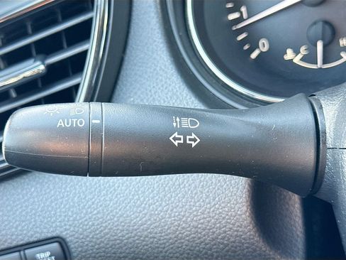 Used 2017 Nissan Rogue SV FWD image 12