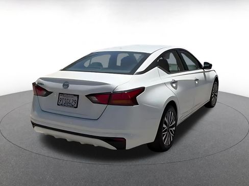 Used 2025 Nissan Altima 2.5 SV FWD image 12