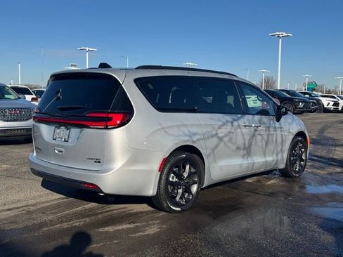 New 2026 Chrysler Pacifica Limited w/ S Appearance Package image 4