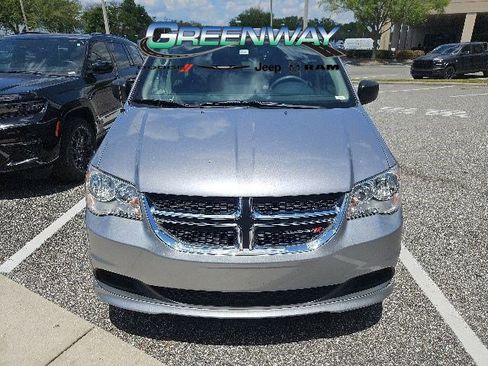 Used 2019 Dodge Grand Caravan SE w/ UConnect Hands-Free Group FWD image 2