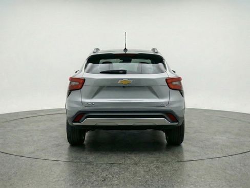 Used 2025 Chevrolet Trax LT w/ LT Convenience Package FWD image 7