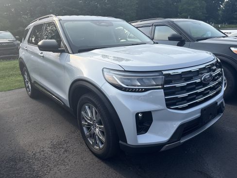 Used 2025 Ford Explorer Active w/ Active Comfort Package AWD/4WD image 3