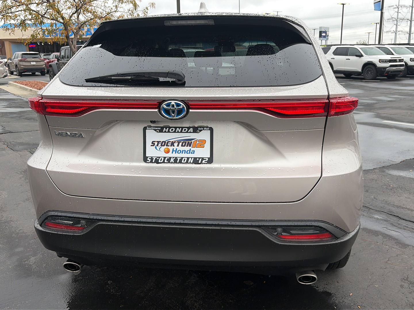 Used 2024 Toyota Venza LE AWD/4WD image 5