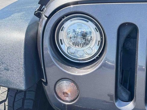 Used 2018 Jeep Wrangler Sport AWD/4WD image 7