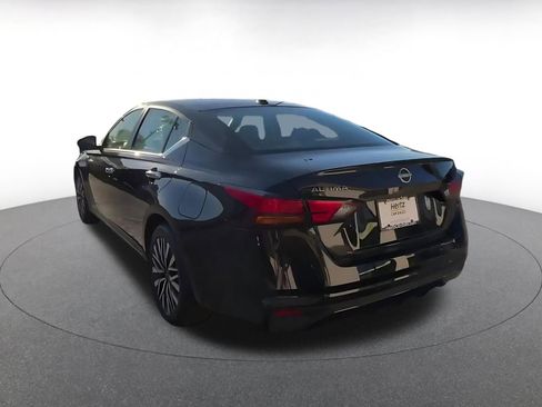 Used 2025 Nissan Altima 2.5 SV FWD image 10
