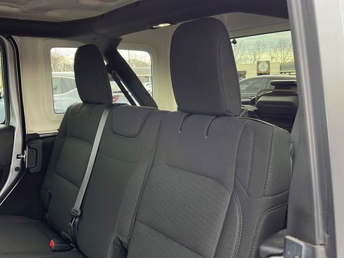 Used 2019 Jeep Wrangler Unlimited Sahara image 33