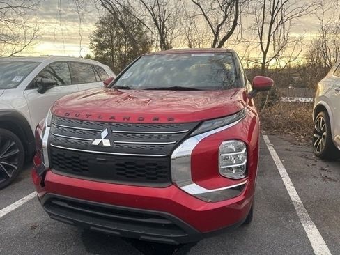 Used 2022 Mitsubishi Outlander ES image 3