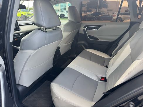 Used 2019 Toyota RAV4 XLE Premium FWD image 5
