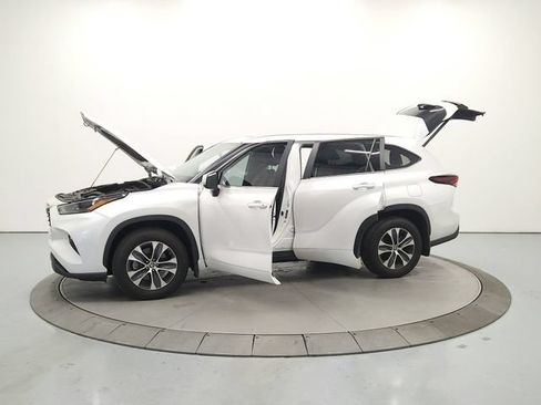 Used 2024 Toyota Highlander XLE AWD/4WD image 13