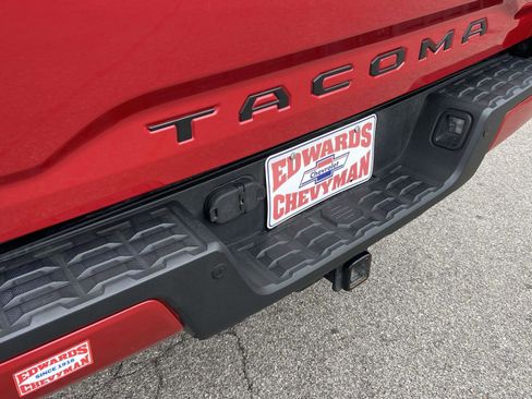 Used 2021 Toyota Tacoma Limited image 32