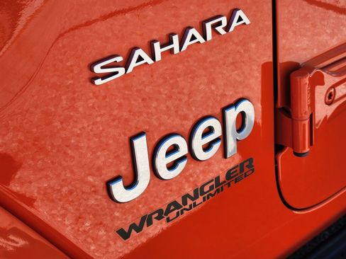 Used 2018 Jeep Wrangler Unlimited Sahara AWD/4WD image 11