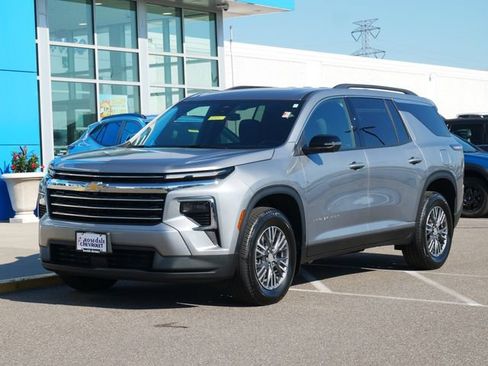 Used 2025 Chevrolet Traverse LT w/ Driver Confidence Package AWD/4WD image 2