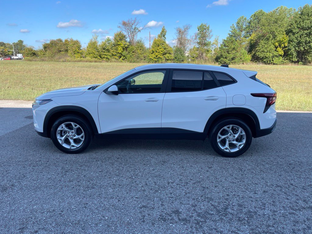 New 2026 Chevrolet Trax LS w/ LS Convenience Package FWD image 2