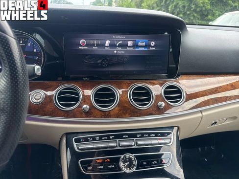 Used 2017 Mercedes-Benz E 300 4MATIC image 18
