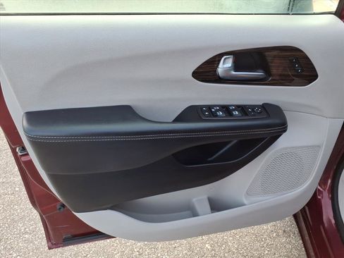 Used 2023 Chrysler Pacifica Limited image 24