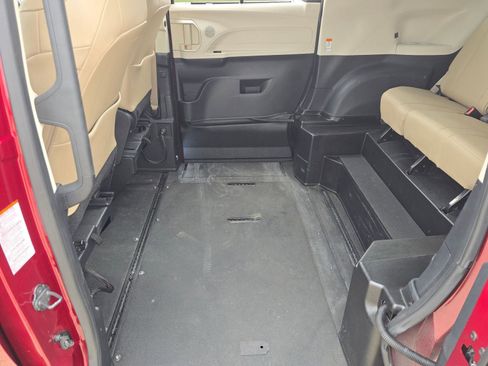Used 2022 Toyota Sienna XLE w/ XLE Plus Package FWD image 24