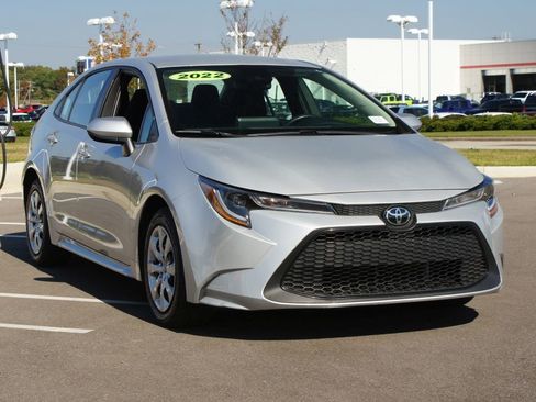 Used 2022 Toyota Corolla LE image 2