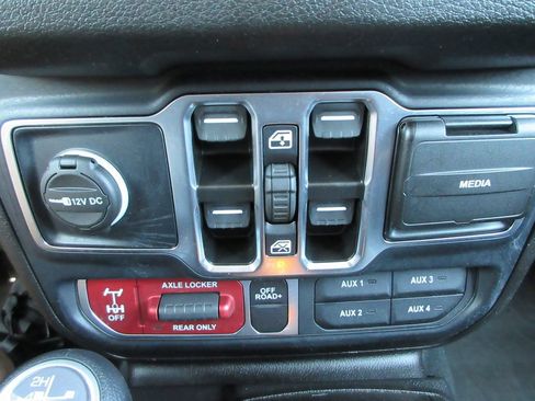 Used 2024 Jeep Wrangler Unlimited Sport AWD/4WD image 33