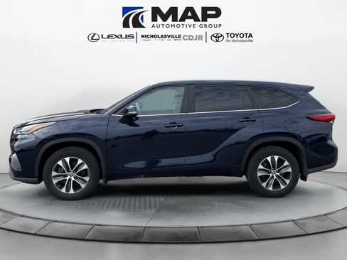 Used 2023 Toyota Highlander XLE image 2