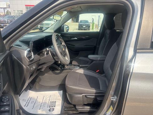 Used 2025 Chevrolet TrailBlazer LT AWD/4WD image 16