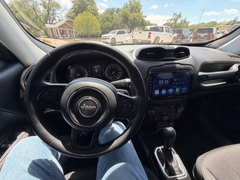 Used 2018 Jeep Renegade Altitude FWD image 2