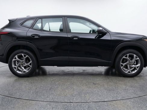 Used 2025 Chevrolet Trax LT w/ LT Convenience Package FWD image 11