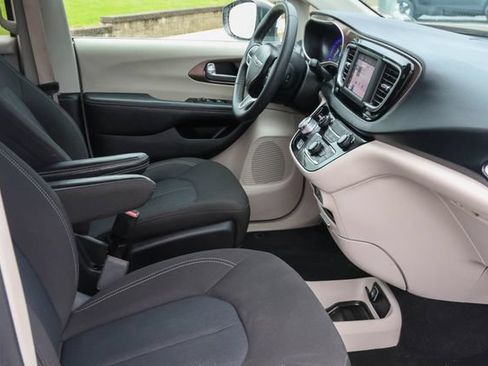Used 2023 Chrysler Voyager LX FWD image 15