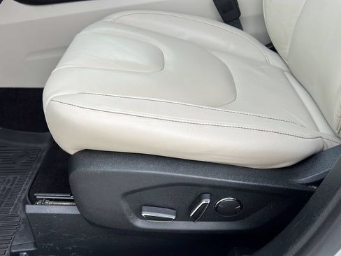 Used 2019 Ford Edge Titanium FWD image 16
