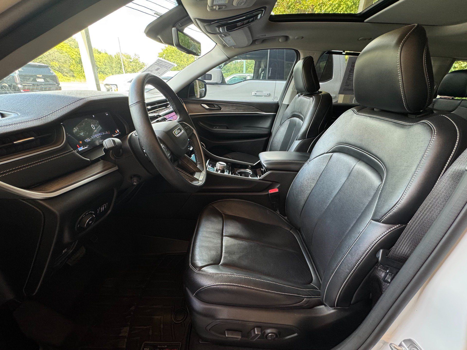 Used 2022 Jeep Grand Cherokee L Limited w/ Luxury Tech Group II AWD/4WD image 9