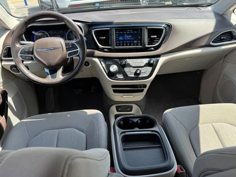 Used 2020 Chrysler Pacifica Touring w/ Cold Weather Group FWD image 12