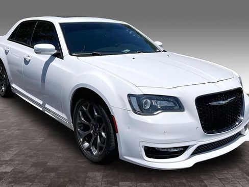 Used 2018 Chrysler 300 S w/ 300S Premium Group RWD image 2