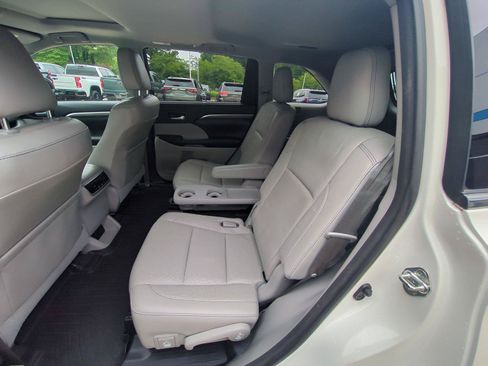 Used 2018 Toyota Highlander Limited FWD image 30