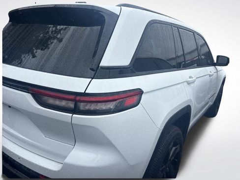 Used 2022 Jeep Grand Cherokee Altitude image 4