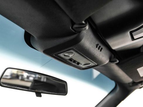 Used 2004 Ford Thunderbird image 26