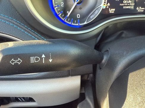 Used 2021 Chrysler Pacifica Touring-L image 14