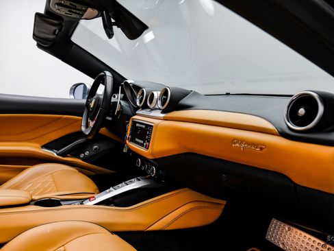 Used 2016 Ferrari California T image 53