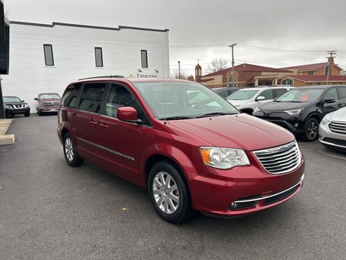 Used 2016 Chrysler Town & Country Touring image 7