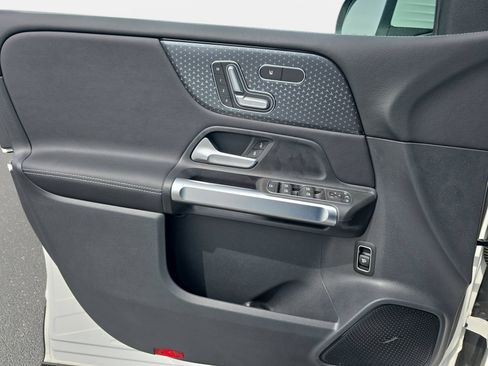 Used 2025 Mercedes-Benz GLB 250 image 26