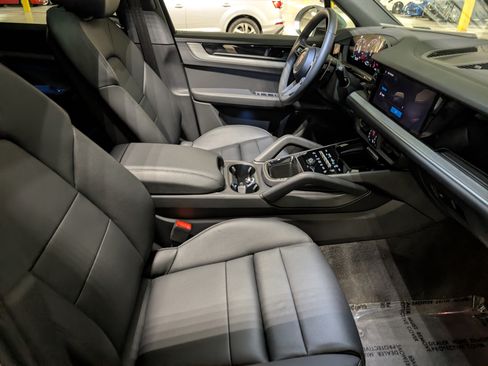 Certified 2025 Porsche Cayenne AWD/4WD image 26