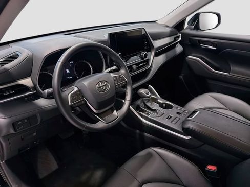Certified 2026 Toyota Highlander XLE AWD/4WD image 9