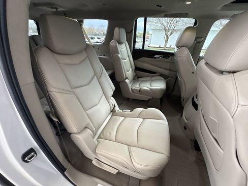 Used 2017 Cadillac Escalade ESV Luxury image 28
