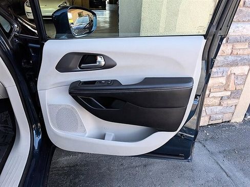 Used 2022 Chrysler Pacifica Touring-L w/ Uconnect Theater Family Group FWD image 30