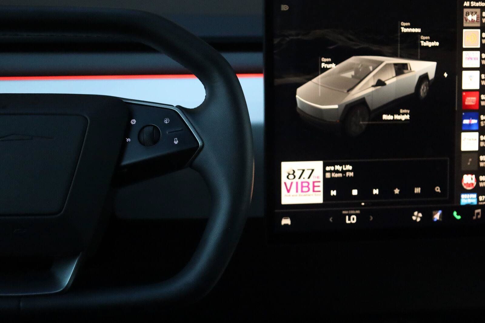 Used 2024 Tesla Cybertruck AWD Crew Cab image 34