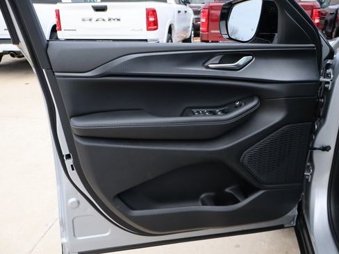 New 2025 Jeep Grand Cherokee Altitude image 8