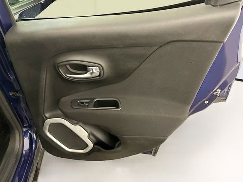 Used 2018 Jeep Renegade Latitude w/ Cold Weather Group image 30