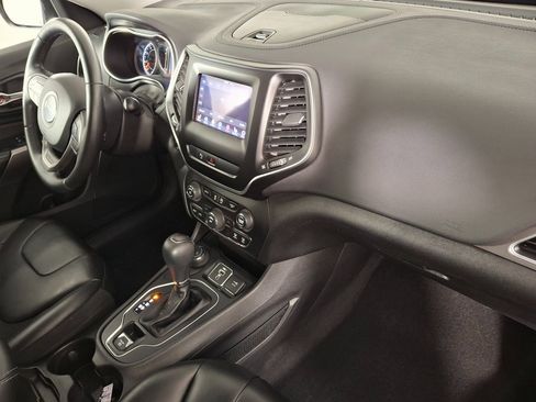 Used 2019 Jeep Cherokee Latitude Plus w/ Cold Weather Group image 31