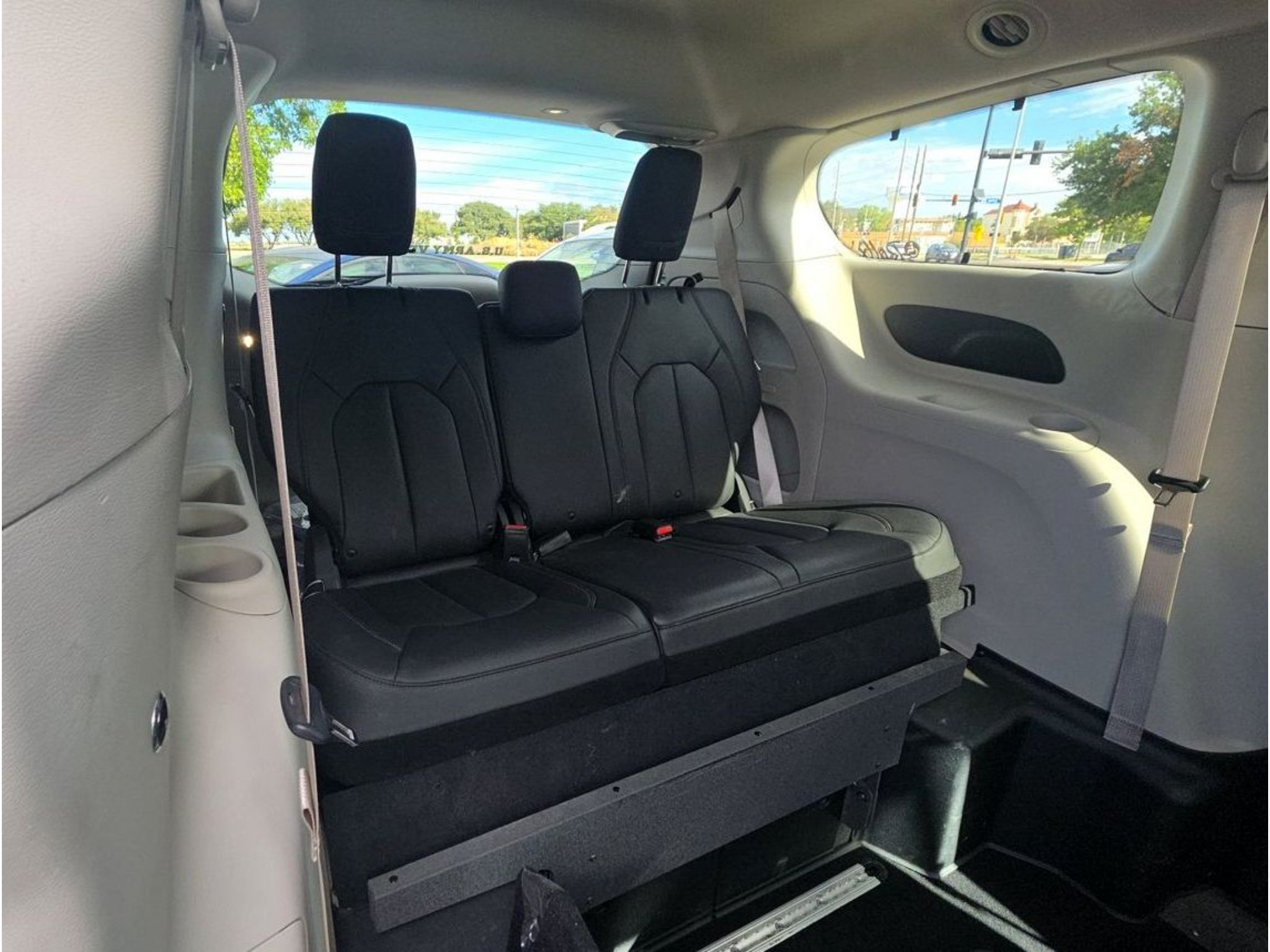Used 2020 Chrysler Pacifica Touring-L w/ Advanced Safetytec Group FWD image 8