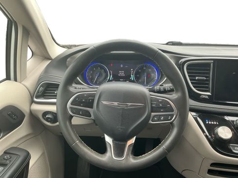 Used 2024 Chrysler Pacifica Touring-L FWD image 12